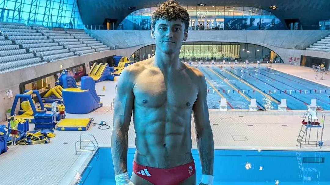 Imagem ilustrativa da imagem Tom Daley: atleta 'testa' cama anti-sexo da Vila Olímpica; vídeo