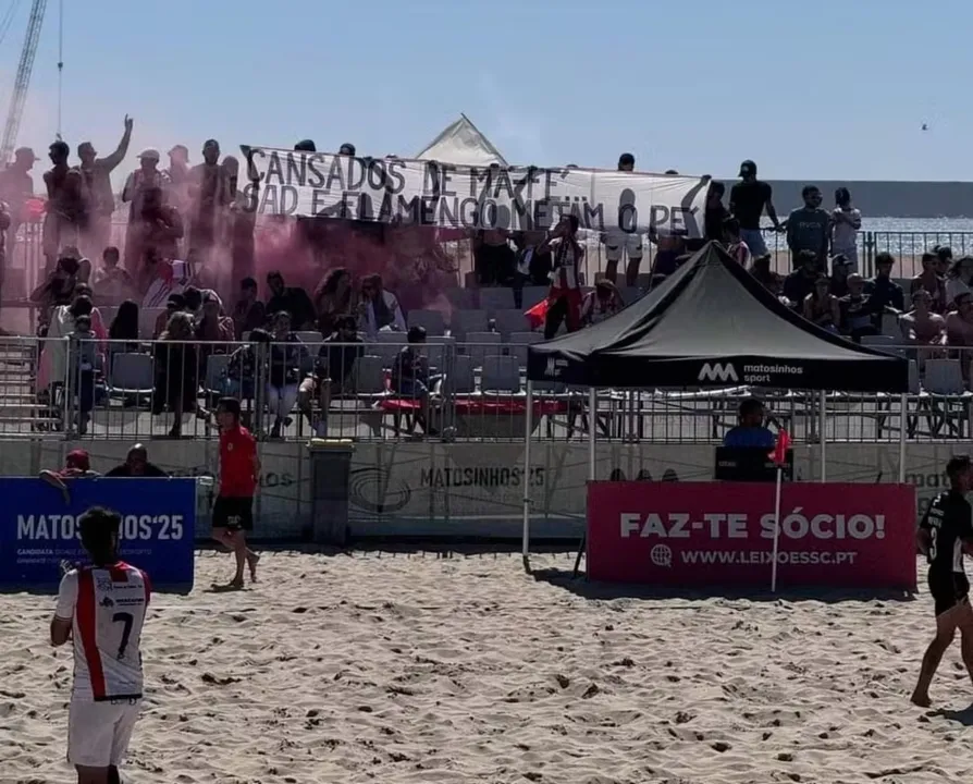 Torcida do Leixões em protesto com a possibilidade do clube ser comprado pelo Flamengo