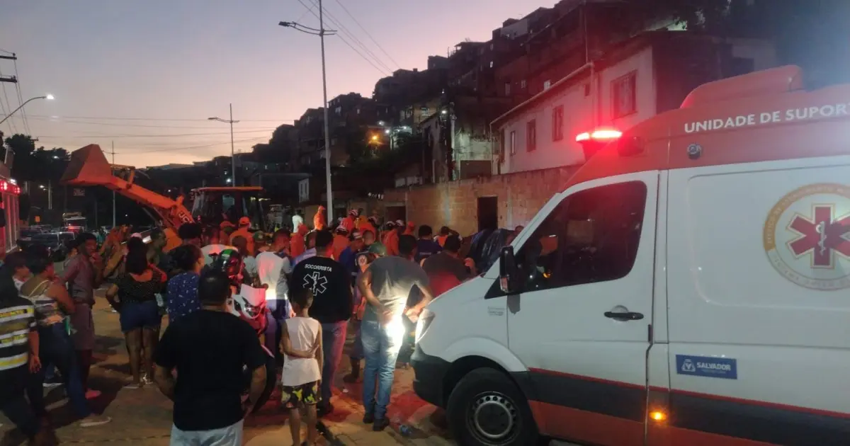 Ambulância do Samu prestou os primeiroa socorros ao trabalhador resgatado.