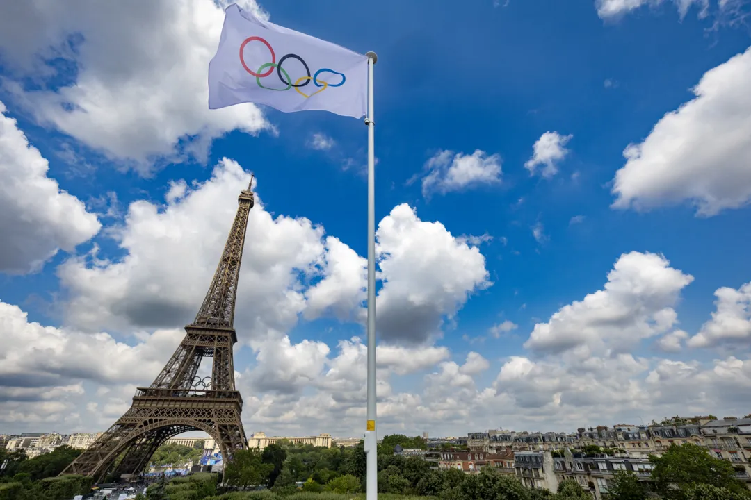 Torre Eiffel com bandeira dos Jogos Olímpicos