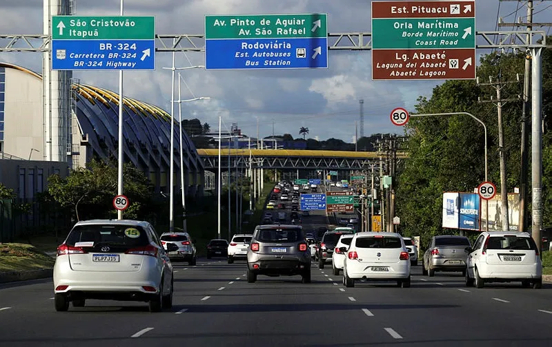 Movimento de veículos na Avenida Luiz Viana Filho (ilustração)