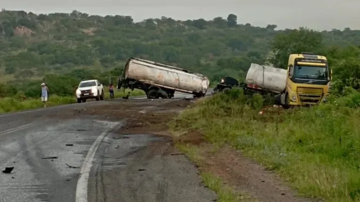 Acidente com caminhão-tanque e carro derramou diesel em uma das pistas da BR-324