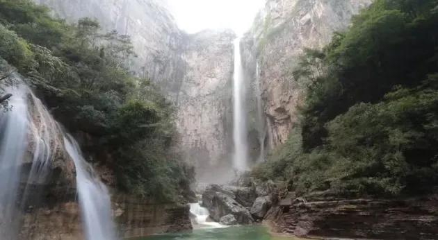 Imagem ilustrativa da imagem Trilheiro descobre que queda d'água de cachoeira vinha de um cano