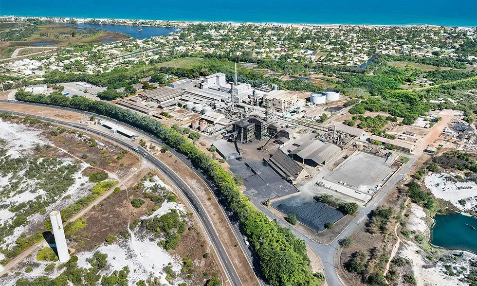 Proximidade da fábrica do mar e do rio aumentam risco de desastre ambiental em caso de enchente.