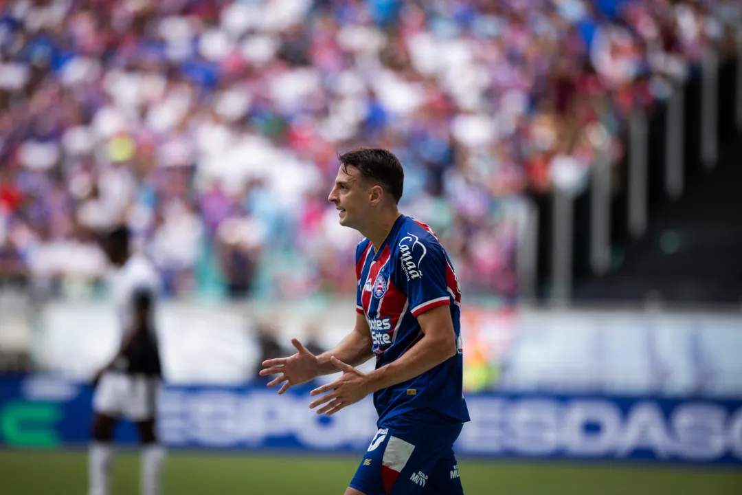 Santiago Arias em ação na partida contra o Corinthians