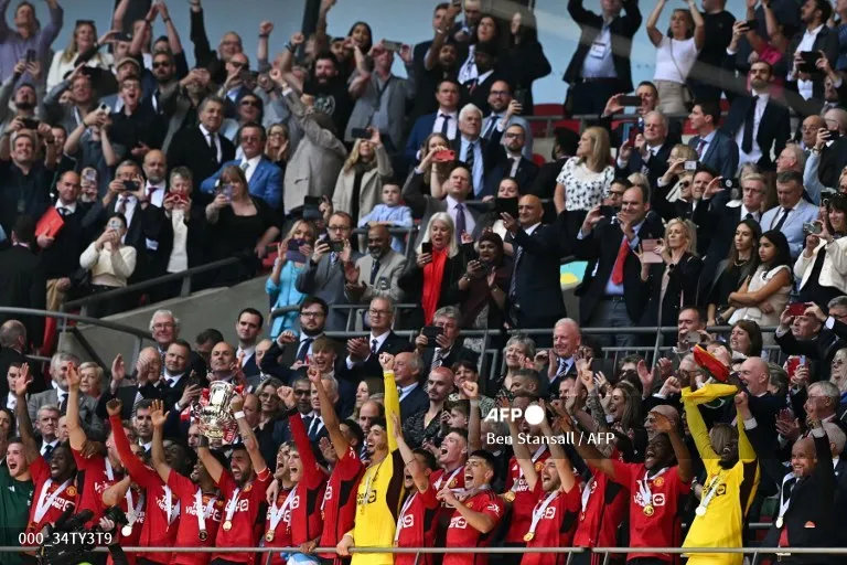 Manchester United celebra a conquista da Copa da Inglaterra após oito temporadas
