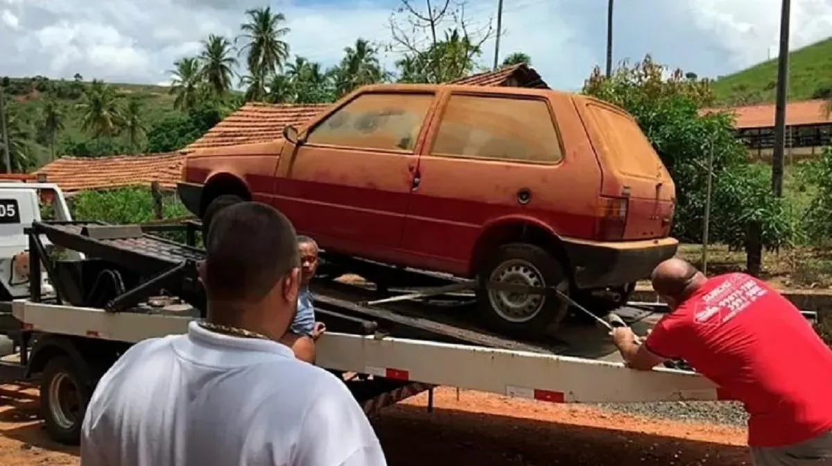 Uno foi rebocado até o local da venda