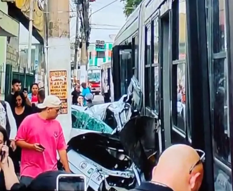 Imagem ilustrativa da imagem VÍDEO: Ônibus prensa carro em poste e motorista escapa por 30 segundos