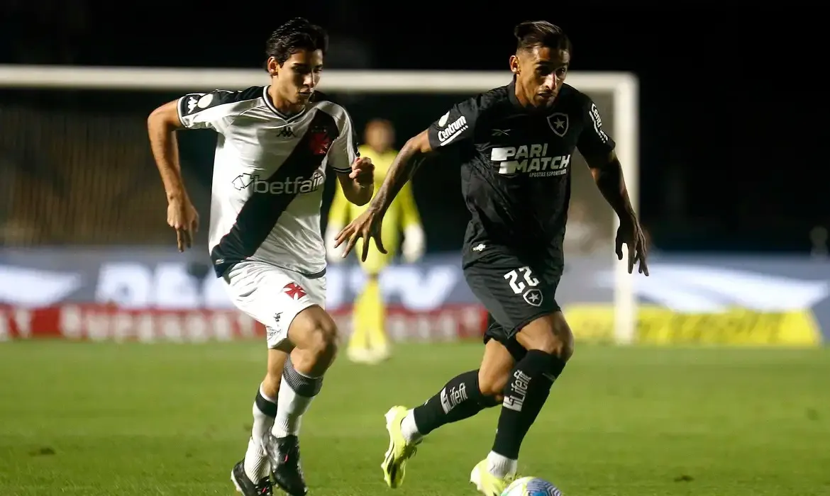 O zagueiro Bastos abriu o placar para o Botafogo aos 27 minutos de cabeça após cobrança de escanteio