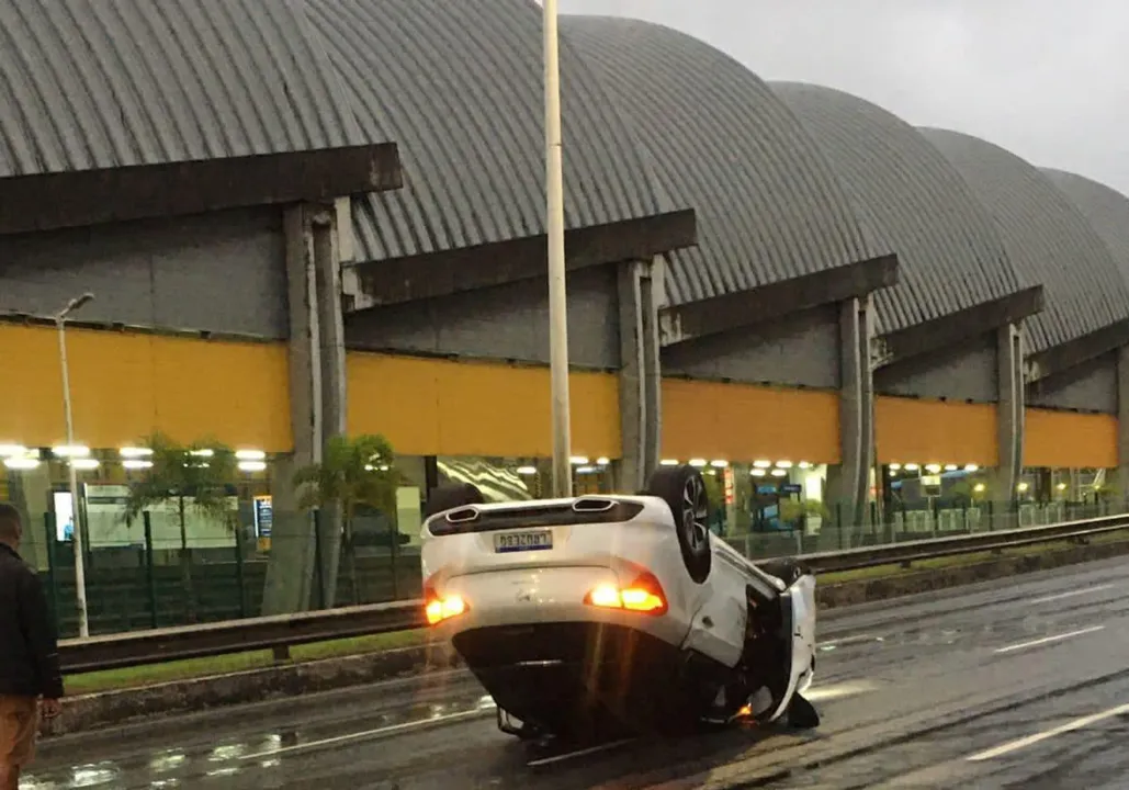 Imagem ilustrativa da imagem Veículo capota após colidir em poste na Avenida Paralela