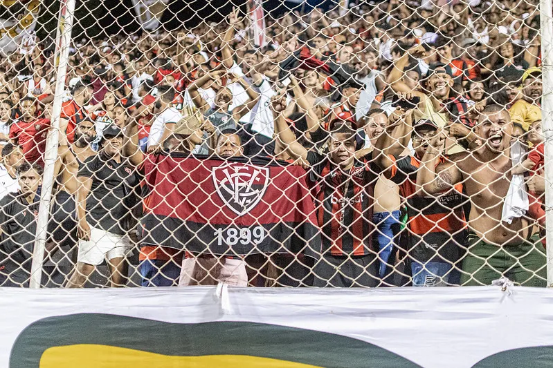 Torcida do Vitória na partida contra o Internacional, no último domingo, 16