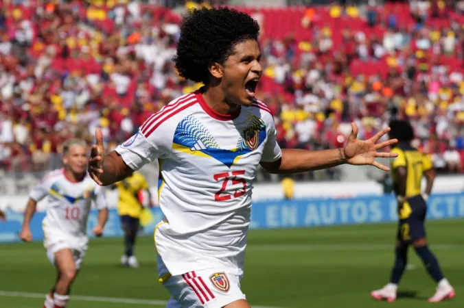 Eduard Bello, da Venezuela, comemora gol em partida contra o Equador