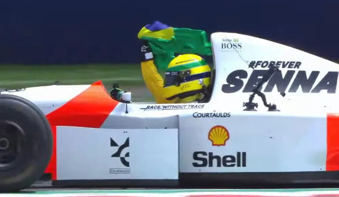 Vettel guiou McLaren de Senna e carregou bandeira do Brasil