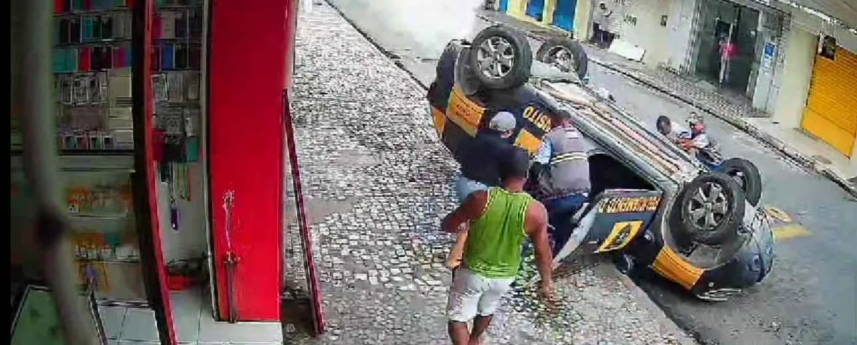 Viatura da DMTT capota na Rua do Comércio durante perseguição