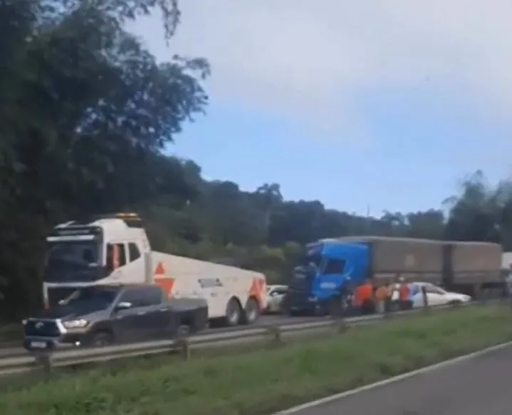 Imagem ilustrativa da imagem Vídeo: acidente com carros e caminhões trava BR-324 nesta terça