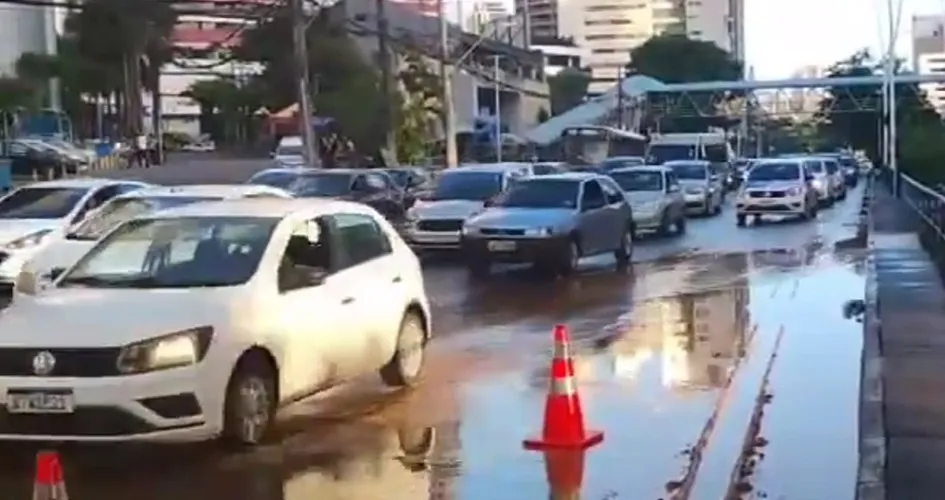 Imagem ilustrativa da imagem Vídeo: buraco complica trânsito na Av. Tancredo Neves, em Salvador