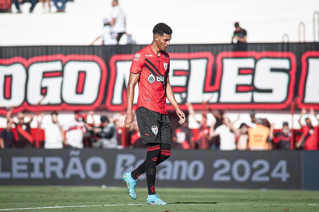 Alix Vinicius em campo pelo Atlético-GO