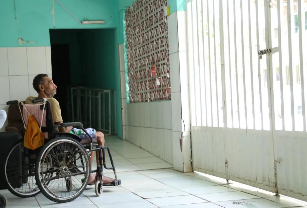 Carlos Albuquerque de Jesus, 66 anos, vive na Casa de Repouso Bom Jesus, em Paripe, e se queixa de abandono