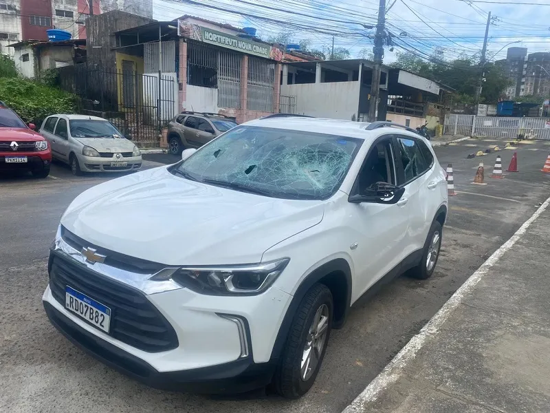 Carro de Luciana foi danificado durante ataque de torcedores do Vitória