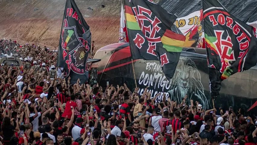 Nação rubro-negra recepcionando a equipe para a primeira batalha do Campeonato Brasileiro de 2024