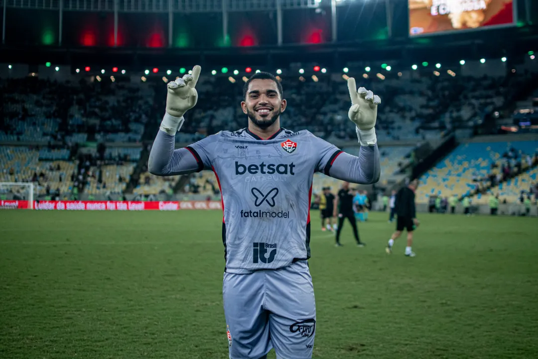 Lucas Arcanjo celebra os três pontos contra o Fluminense no Maracanã