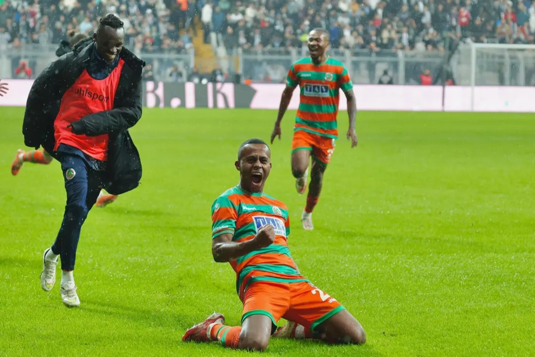 Carlos Eduardo comemora gol pelo Alanyaspor