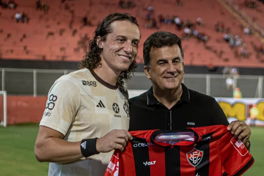 David Luiz recebe camisa do Vitória personalizada do presidente Fábio Mota