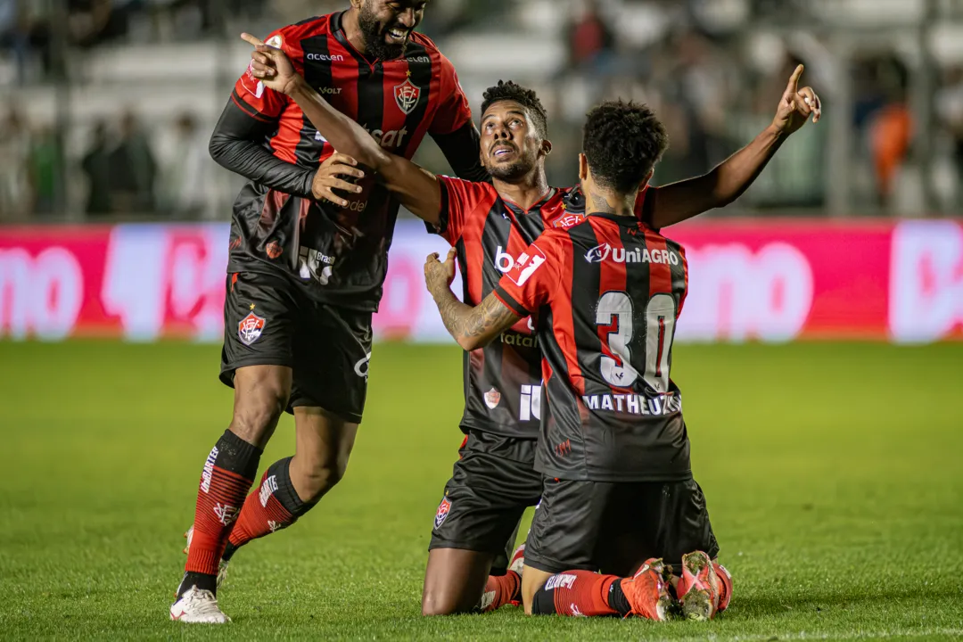 Willian Oliveira comemora gol, que saiu após sua finalização