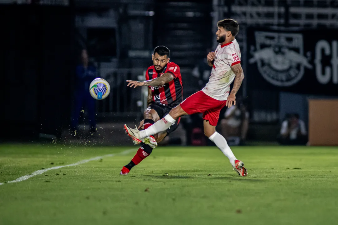 Willean Lpe, do Vitória, disputa bola com Juninho Capixaba