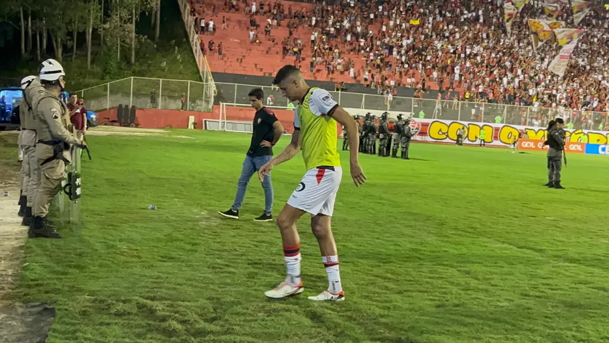 Com o joelho direito inchado, Camuntanga caminhava com dificuldades após o jogo contra o Galo