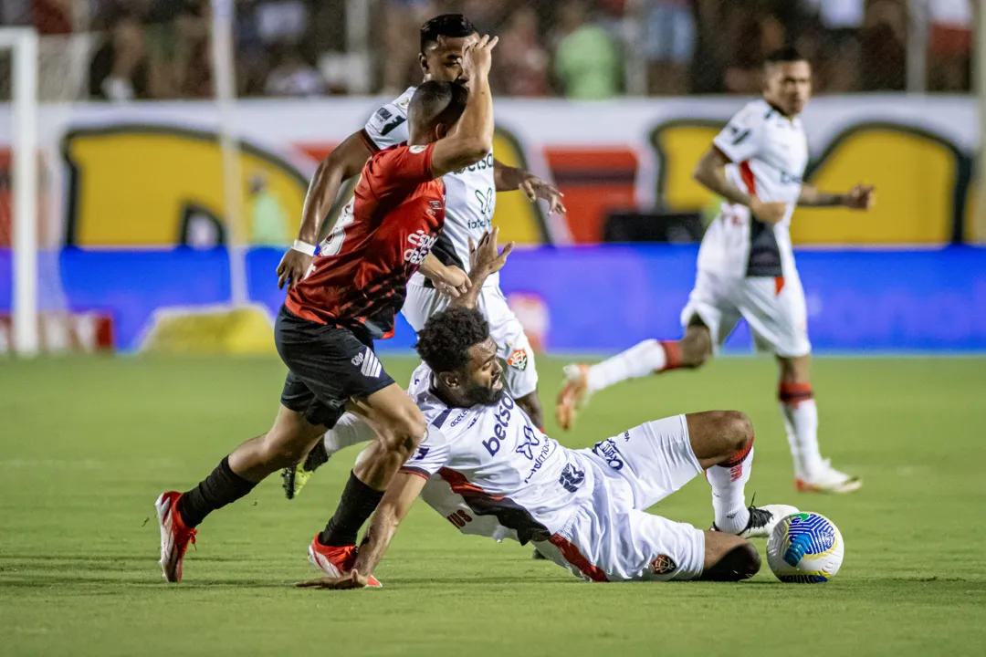 Vitória perde no Barradão para o Athletico-PR