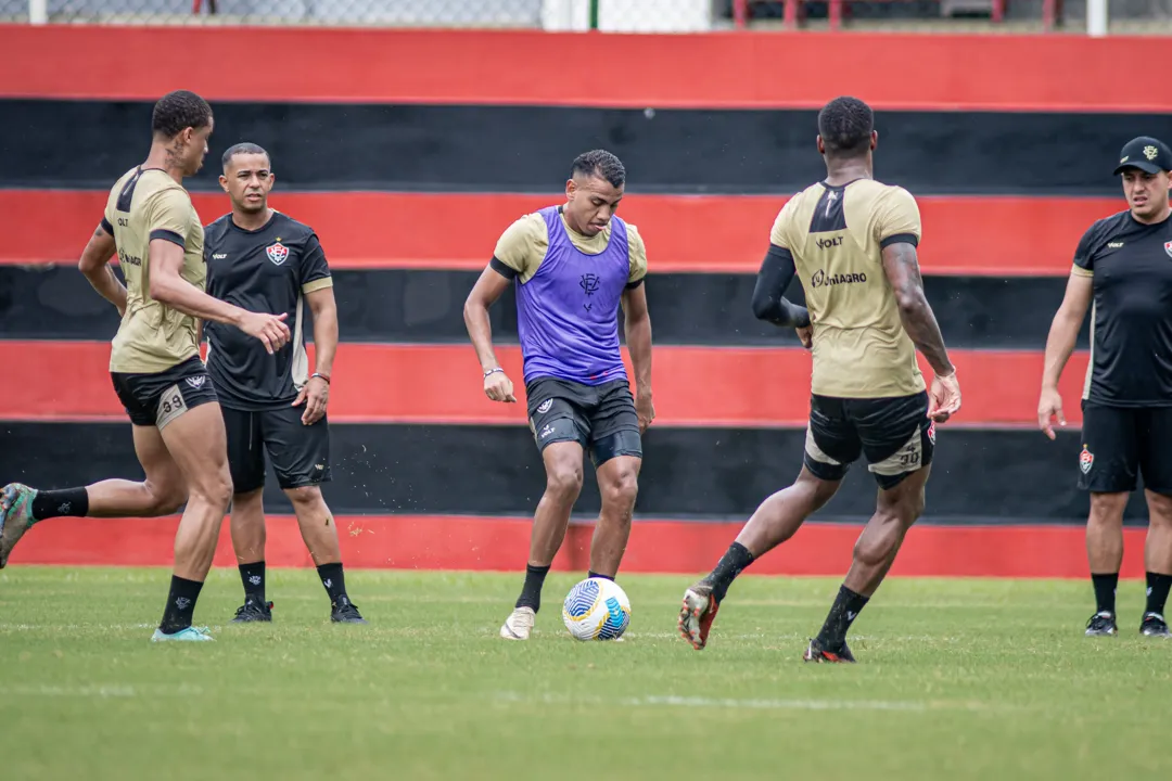 Zé Hugo (ao centro) pode ser um dos atletas a sair do Vitória