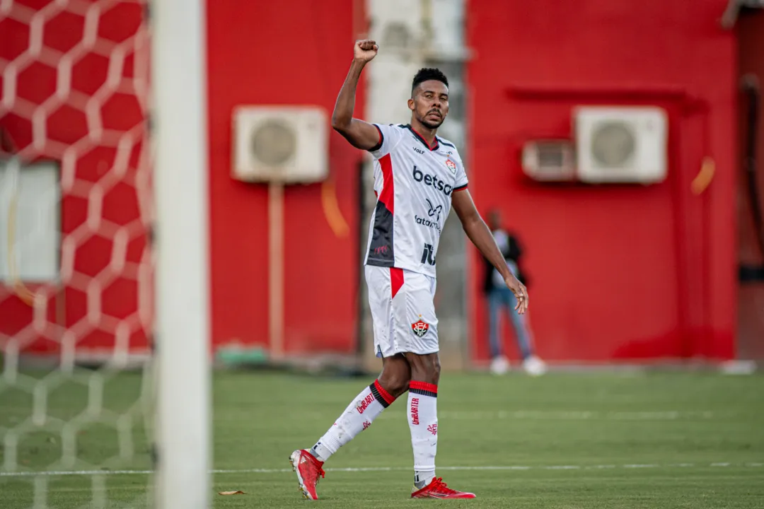 Willian Oliveira celebrando o gol marcado