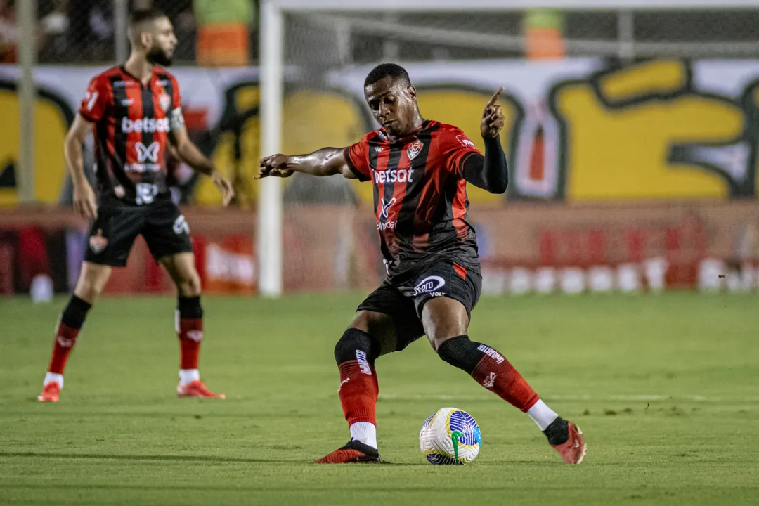 Wagner Leonardo e Dudu em campo pelo Vitória