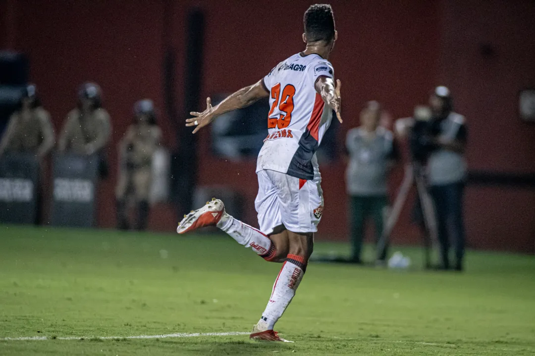 Willian Oliveira comemora gol sobre o Atlético-MG