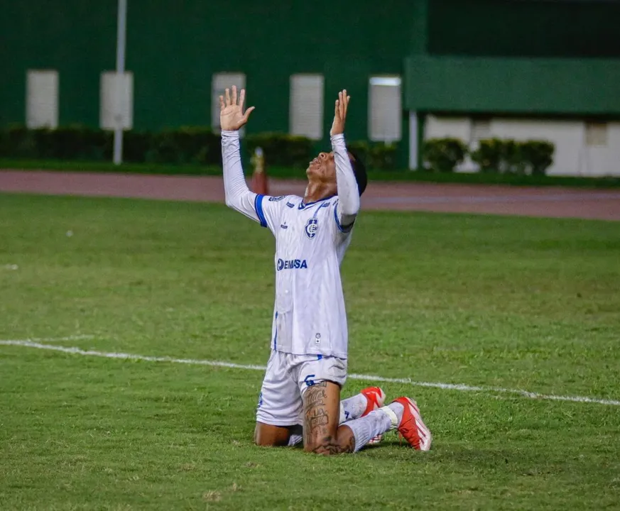 Edenilson comemora gol marcado que deu a liderança do grupo A6 ao Itabuna