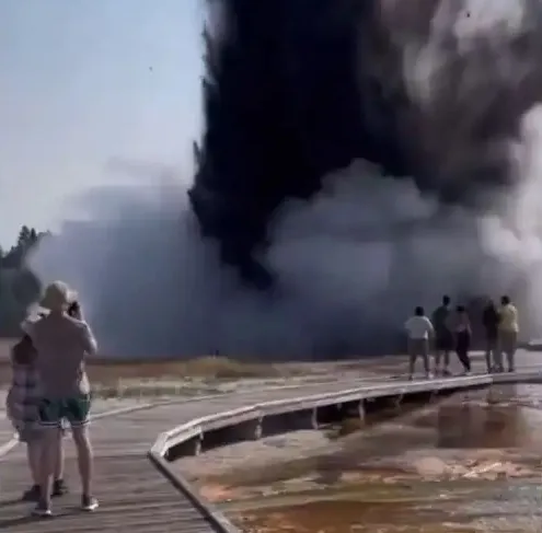 Imagem ilustrativa da imagem Yellowstone: veja explosão hidrotermal que coloca visitantes em risco