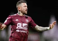 VÍDEO: Torcedores do Vasco param atacante Rossi em condomínio no RJ