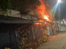 Imagem ilustrativa da imagem Vídeo: barraca pega fogo na Sete Portas