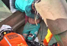 Imagem ilustrativa da imagem Bombeiros resgatam homem preso em eixo de colheitadeira na Bahia