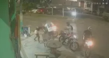 Imagem ilustrativa da imagem Câmera de segurança registra momento em que casal tem moto roubada