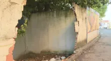 Imagem ilustrativa da imagem Carro desgovernado derruba muro de colégio estadual em Salvador