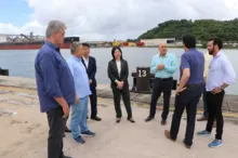 Imagem ilustrativa da imagem Executivos chineses visitam terminal portuário na Bahia
