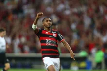 Imagem ilustrativa da imagem Flamengo joga bem, vence Corinthians e lidera Brasileirão