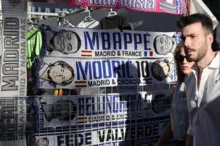 Imagem ilustrativa da imagem Mbappé assina com o Real Madrid e já chega na próxima semana