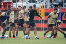 Imagem ilustrativa da imagem Sob novo comando, Vitória quer retomar confiança diante do Botafogo