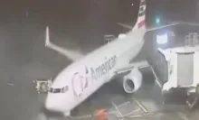 Imagem ilustrativa da imagem Tempestade arrasta avião em aeroporto dos Estados Unidos