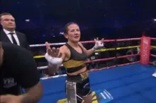 Imagem ilustrativa da imagem Vídeo: Em final de boxe, locutor erra e anuncia outra vencedora