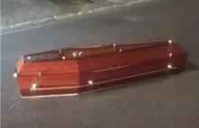 Imagem ilustrativa da imagem Vídeo: caixão cai de de carro funerário e vira atração em Camaçari