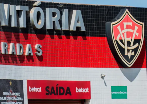 Jogadores do Vitória comemoram o acesso em meio a multidão de torcedores